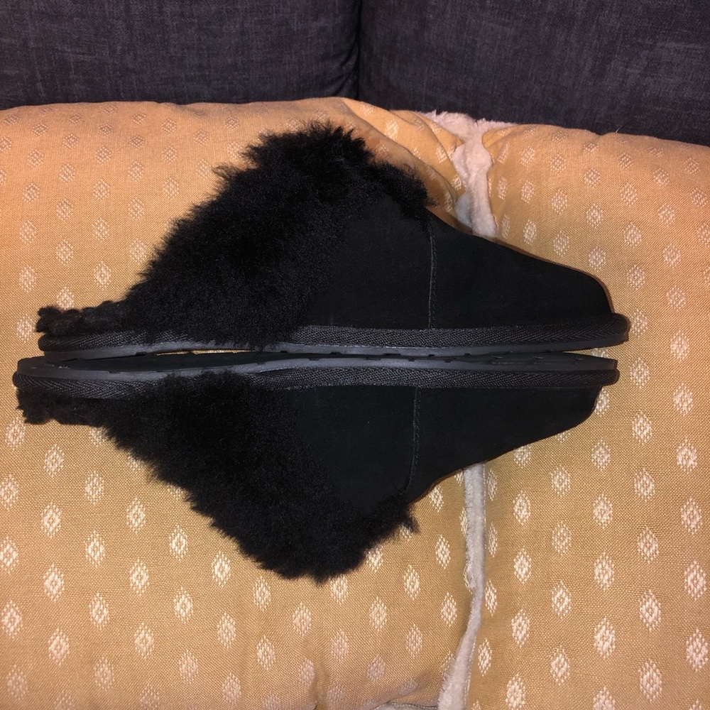 NWOT UGG black fluffy slippers koolaburra